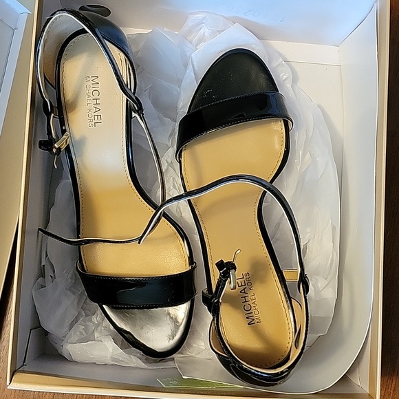 Like new michael kors black heels - Picture 2 of 5